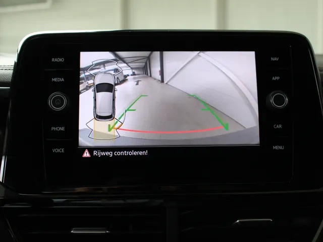 Volkswagen T-Roc 1.5 TSI R-Line DSG Automaat Blackstyle Navigatie | Climate Control | El. Achterklep | Camera | 4-Seizoenen banden