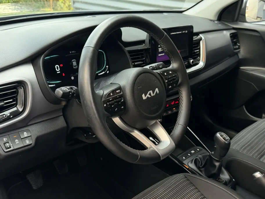 Kia Stonic 1.0 T-GDi MHEV DynamicPlusLine | Apple Carplay / Android Auto | Navigatiesysteem | Stoel + Stuurverwarming | Licht + Regensensor | Parkeersensoren + Camera Achter | Cruise Control | 16' Lichtmetalen Velgen