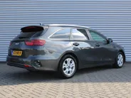 Kia Ceed Sportswagon 1.5 T-GDi DynamicPlusLine | Stoel- & stuurverwarming | Camera | Clima | Cruise adapt. | LED | Navi | Elek. achterklep | 16' LM |