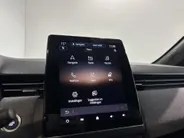 Renault Clio 145PK E-Tech Full Hybrid Techno Automaat | Digital Cockpit | 9,3' Navi | Climate Control | Apple CarPlay/Android Auto | Camera | Cruise Control | Armsteun | Lichtmetalen Velgen Hoogglans Zwart |
