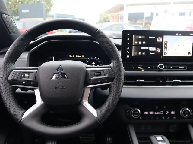 Mitsubishi Outlander 2.4 PHEV Black Edition All Seasons | Yamaha sound