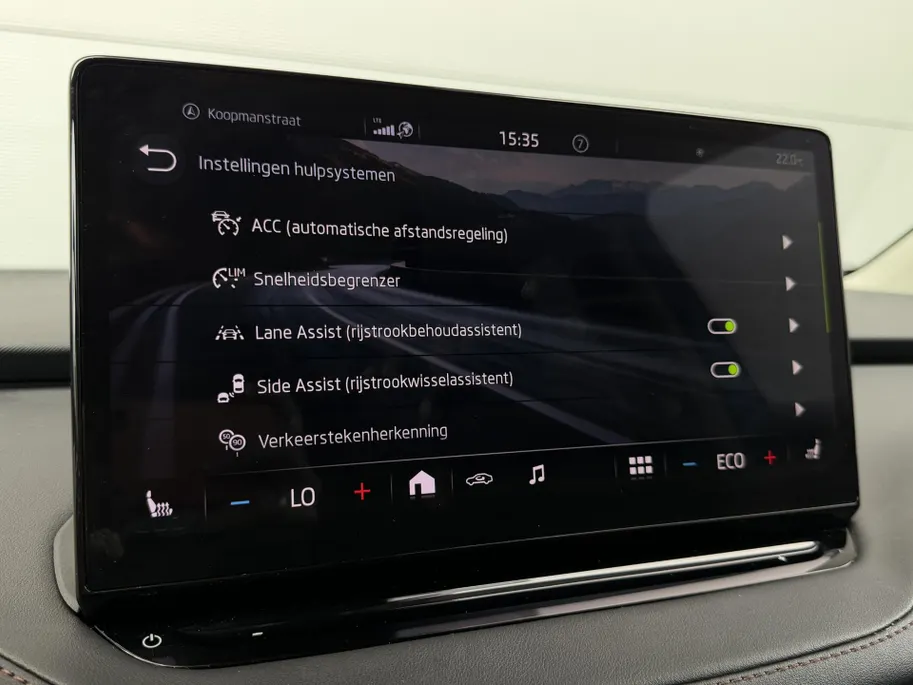 Škoda Enyaq iV 80 | Elektrisch verstelbare stoelen incl. geheugenfunctie | Stoel- en stuurverwarming | Elektrisch bedienbare achterklep | Lederen bekleding | Achteruitrijcamera | Parkeersensoren voor- en achter | Apple/Android Carplay