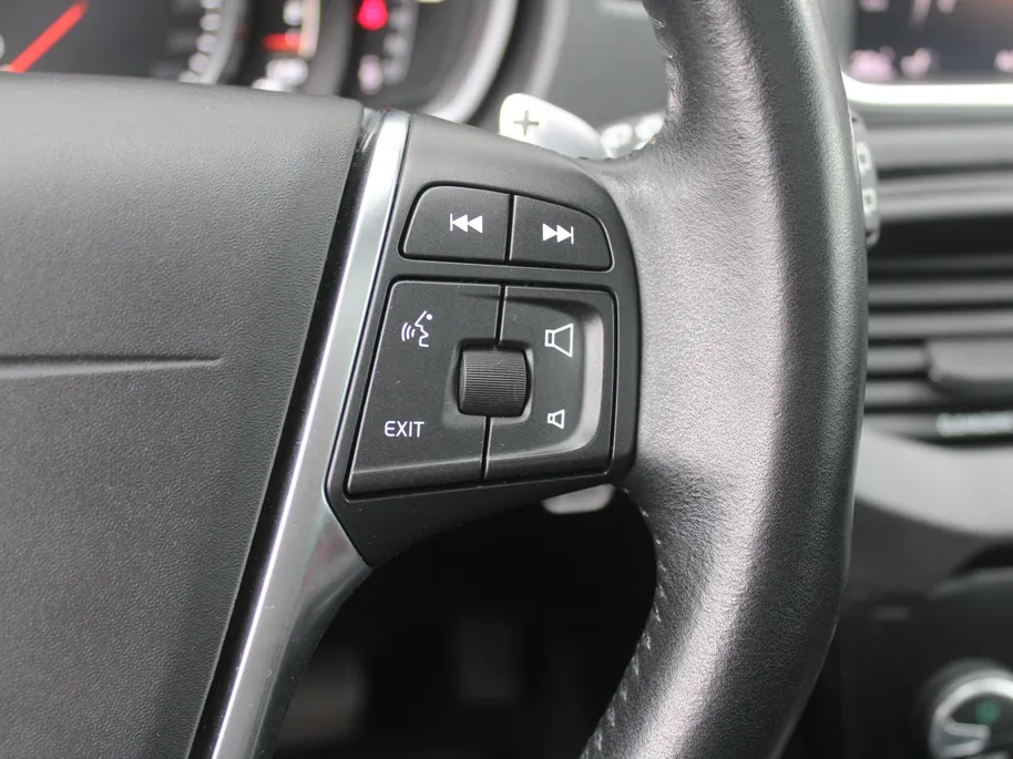 Volvo V40 Cross Country 1.5 T3 Dynamic Edition | Trekhaak | 17' LM | Panoramadak | Leer | PDC v+a | Camera | Stoel-/voorruitverwarming | HK audio |