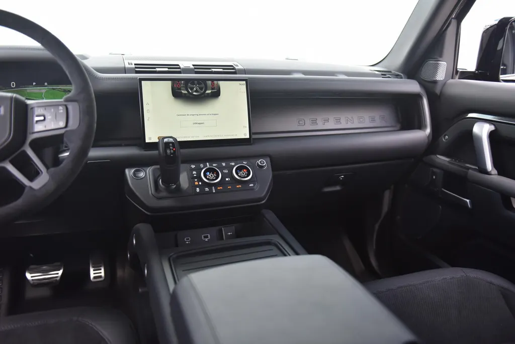 Land Rover Defender 
