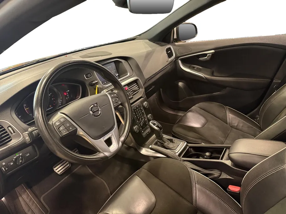 Volvo V40 1.5 T3 Polar+ Sport *Panorama*Aut.*Navi+Camera*Harman/Kardon*Stoel Verw.*Sportieve Auto!