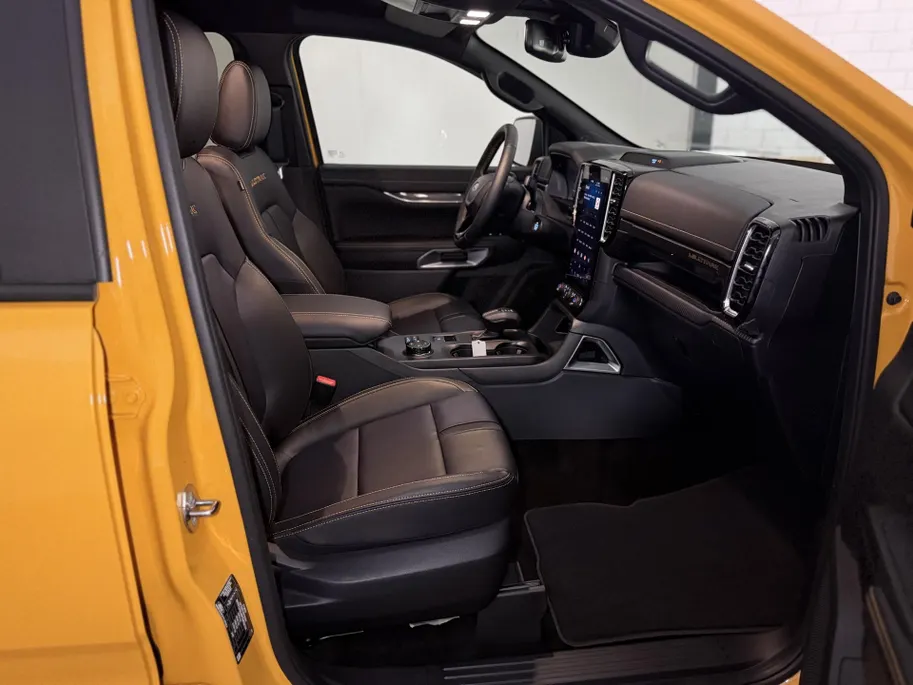Ford Ranger Wildtrak Double Cab PHEV met o.a. een Elektrisch bedienbare rollertop, Trekhaak, Adaptieve cruise control, Dodehoekdetectie en een Achteruitrijcamera