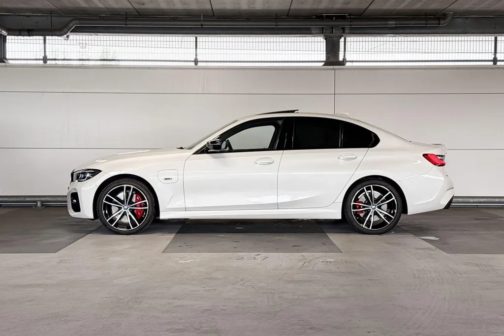 BMW 3 Serie Sedan 330e xDrive High Executive