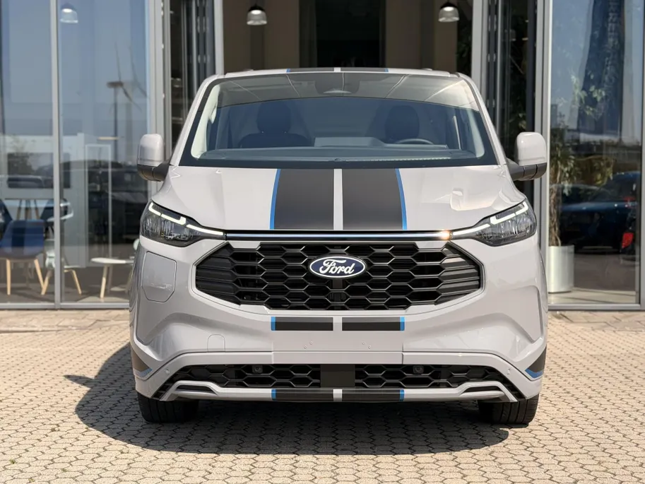 Ford Transit Custom 320 2.5 PHEV L2H1 Sport SHOWROOM VOORDEEL € 2000 I DRIVER ASSIST PACK PREMIUM I INKLAPBARE TREKHAAK I WINTER PACK I 19 INCH VELGEN I AGM ACCU I