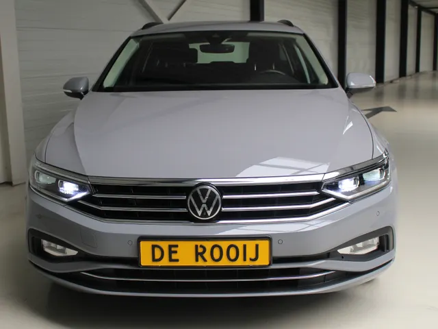 Volkswagen Passat Variant 1.5 TSI Business Navigatie | IQ-Light | 360 Camera | Lichtmetalen Velgen