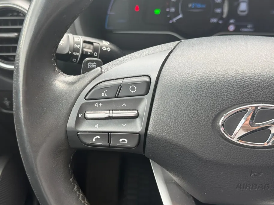 Hyundai Kona EV Premium 64 kWh | Achteruitrijcamera | Head Up Display | Dodehoek Detectie | Lederen Bekleding | Climate Control |