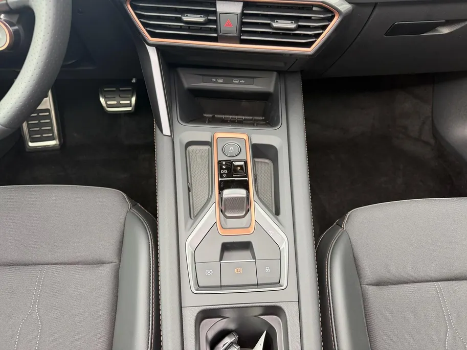 CUPRA Formentor 1.5 TSI e-Hybrid Business | Panoramadak | Stuur verwarming etc! | Trekhaak | Super compleet en helemaal nieuw!
