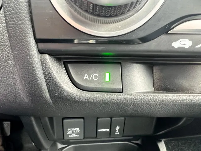 Honda Jazz 1.3 i-VTEC Comfort 102pk AUTOMAAT | TREKHAAK | NAVIGATIE | PARKEERSENSOREN V+A | STOELVERWARMING | 17' LM VELGEN |