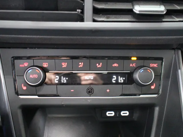 Volkswagen Polo 1.0 TSI DSG R-Line Navigatie | Stoelverwarming | Climate Control