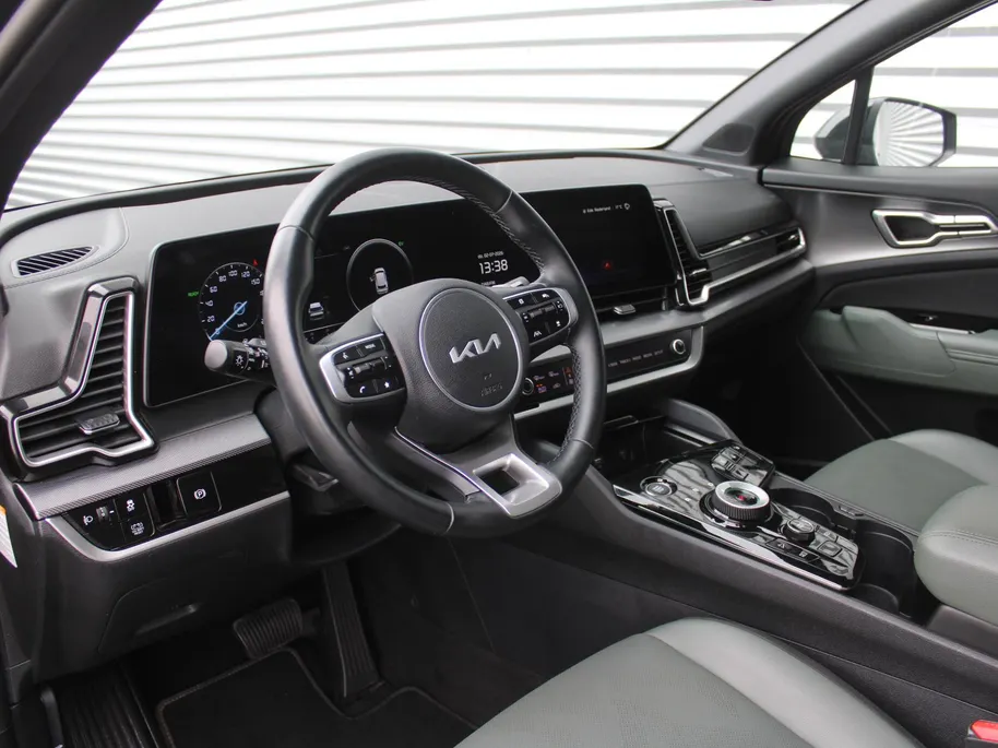 Kia Sportage 1.6 T-GDi Hybrid Dark Edition | Stuur-/stoelverwarming v+a | Camera | Elek. stoelverstelling | 18' LM | Cruise adapt. | Navi | Clima | Half leer/suède |