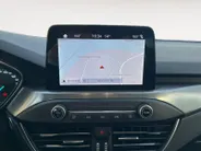 Ford Focus 1.0 EcoBoost Titanium Business | Navigatie | Apple carplay & Android auto | Winter pack | BLIS | Parkeersensoren voor en achter | Achteruitrijcamera | Trekhaak | Cruise control | Airco | Bovag garantie |
