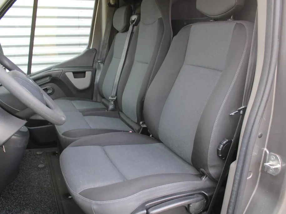 Renault Master T33 2.3 dCi L2H2 Stop & Start | Automaat | Trekhaak | Camera | Airco | Navi | Cruise | 16' LM | PDC | Licht-/regensensor | Volledig betimmerd |