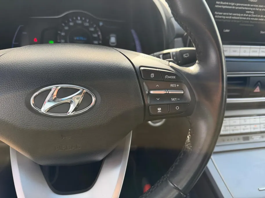 Hyundai Kona EV Fashion 64 kWh 204PK | Warmtepomp | SOH 100 % | Navigatie | Apple Carplay & Android Auto | Adaptive cruise control | Climate control | Head-up display | Parkeersensoren achter | Trekhaak |