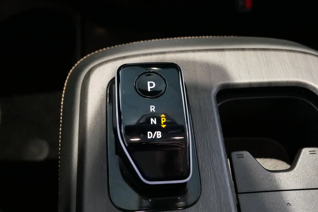 Nissan ARIYA Limited Edition 66 kWh *afneembare trekhaak*Achteruitrijcamera*Navigatie*Apple carplay& Androidauto*Parkeersensorenvoor en achter*Adaptive cruisecontrole*I-key*