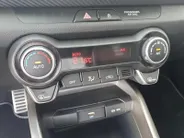 Kia Stonic 1.0T MHEV GT-PlusLine | Schuifdak | Stoel en stuurverwarming | Navigatie | Camera | Climate control | Cruise control | Getinte ramen achter | Parkeersensoren voor en achter |