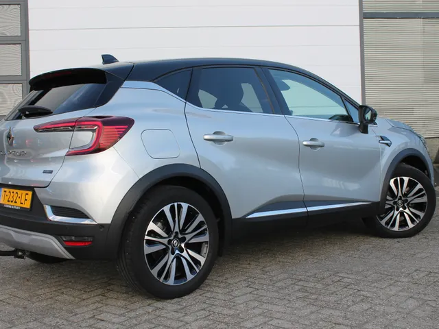 Renault Captur 1.6 E-Tech full hybrid 145 PK iconic | Lederen bekleding en stoel elektrisch bedienbaar | 360 camera | Stoelverwarming voor |