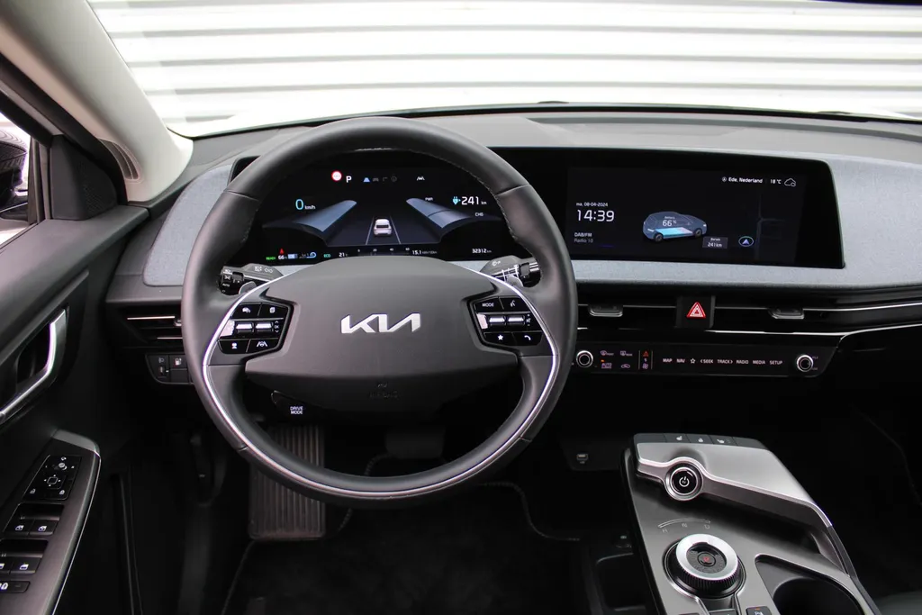 Kia EV6 Air 58 kWh | Trekhaak | 20' LM | Stuur-/stoelverwarming | Camera | Navi | Cruise adapt. | Dodehoek detectie |
