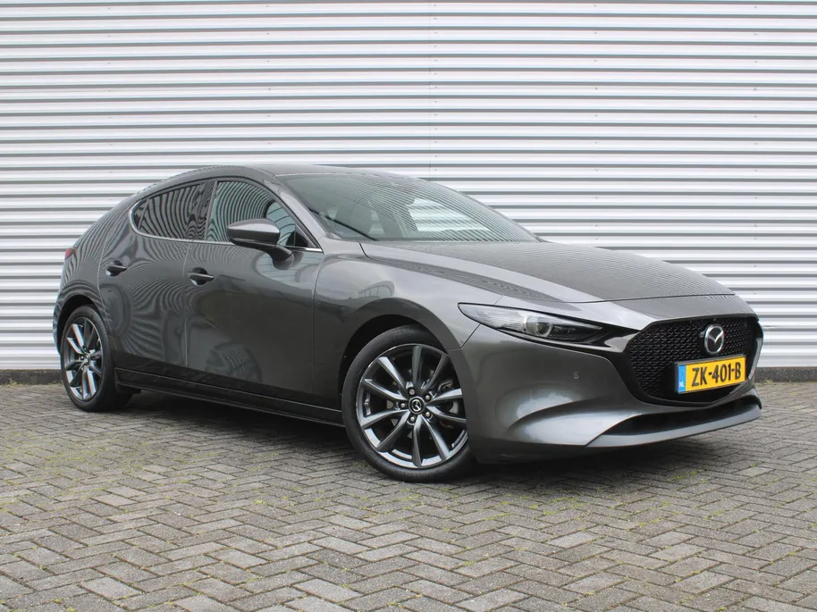 Mazda 3 2.0 e-SkyActiv-G M Hybrid 122 Luxury | Trekhaak | Stuur-/stoelverwarming | Leer | 360 Camera | Stoelgeheugen | 18' LM | HUD | LED | Cruise adapt. |