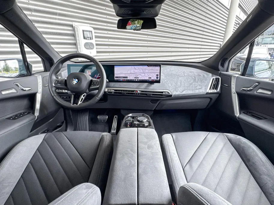 BMW iX xDrive45 101 kWh