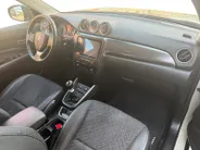 Suzuki Vitara 1.4 Boosterjet Comfort Smart Hybrid | Afneembare Trekhaak| Multimedia systeem| Climate Control| Keyless start| Parkeersensoren voor en achter| Stoel verwarming| Adaptieve cruise control