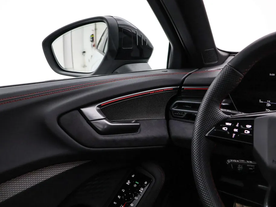 Audi A5 Avant 2.0 367pk S-tronic e-hybrid quattro S edition · 360 Camera · Wegklapbare Trekhaak · Bang & Olufsen Audio · Bijrijder Display · Zwart Optiek · 19'' Inch · Garantie t/m 26-07-2030 of 100.000