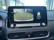 Hyundai Kona EV Fashion 64 kWh 204PK | Warmtepomp | Navigatie | Apple Carplay & Android Auto | Adaptive cruise control | Open dak | Head-up display | Achteruitrijcamera |