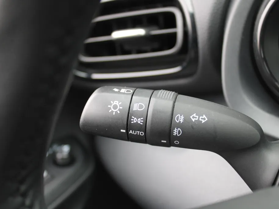 Mazda 2 Hybrid 1.5 Agile | Comfort pakket | Trekhaak | CarPlay | Camera | Stuur-/stoelverwarming | Cruise adapt. | 15' LM |