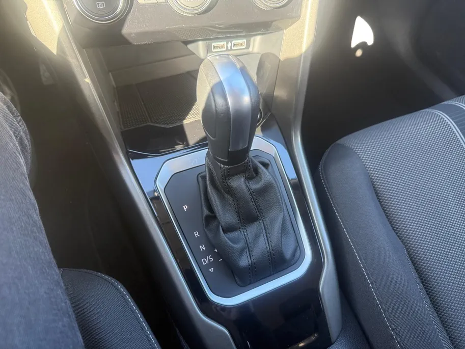 Volkswagen T-Roc 1.5 TSI Sport | Automaat | Apple Carplay/Android Auto | Trekhaak | Navigatie | Climate Control | Cruise Control | DAB | Goed Onderhouden