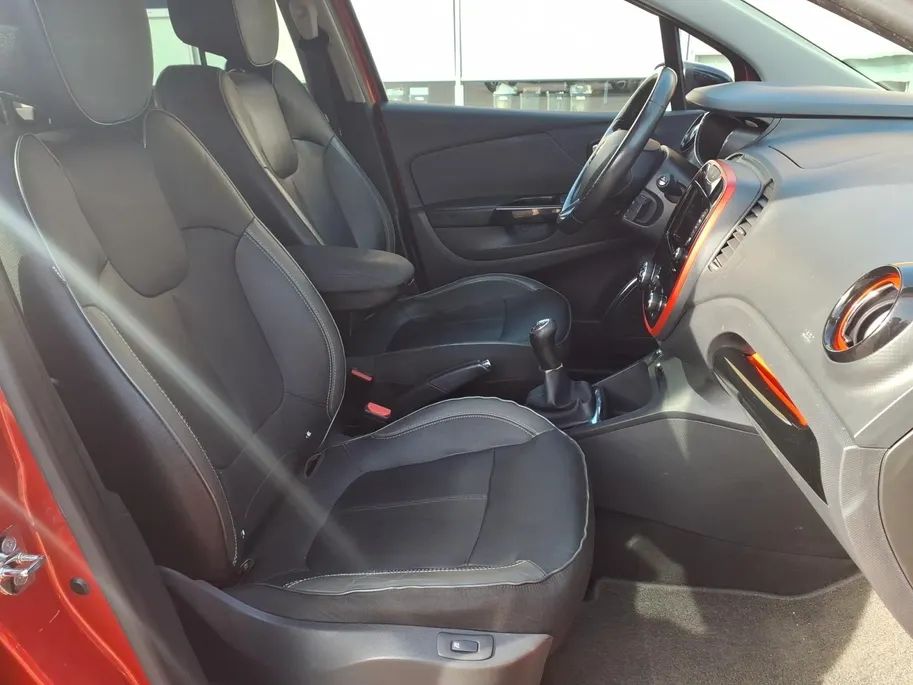 Renault Captur 0.9 TCe Xmod airco (automatisch) , navi , trekhaak , stoelverwarming , cruise , tel , usb , lm velgen .