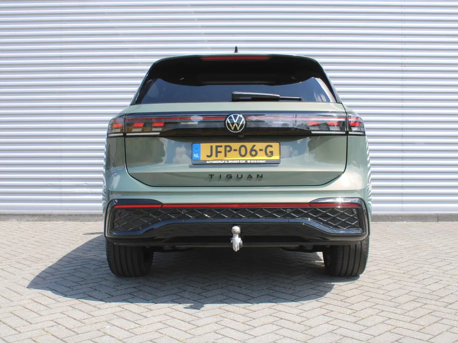 Volkswagen Tiguan 1.5 eHybrid R-Line Edition | Elek. trekhaak | Schuifdak | Stuur-/stoelverwarming + massage | Camera | 20' LM | HUD | LED | Dodehoek detectie | Nieuwstaat | BTW auto |