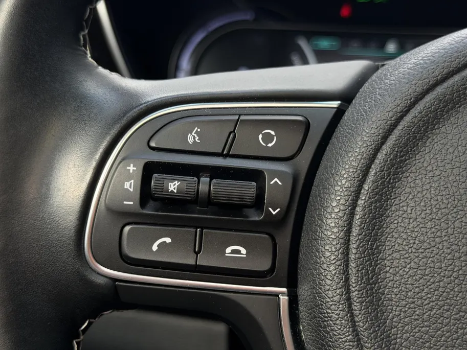 Kia e-Niro ExecutiveLine 64 kWh | Warmtepomp | Memory seats | Stoelverwarming- en ventilatie | JBL audio-installatie | Glazen schuif-/kanteldak | Dodehoekassistentie | Parkeersensoren voor- en achter | Apple/Android Carplay