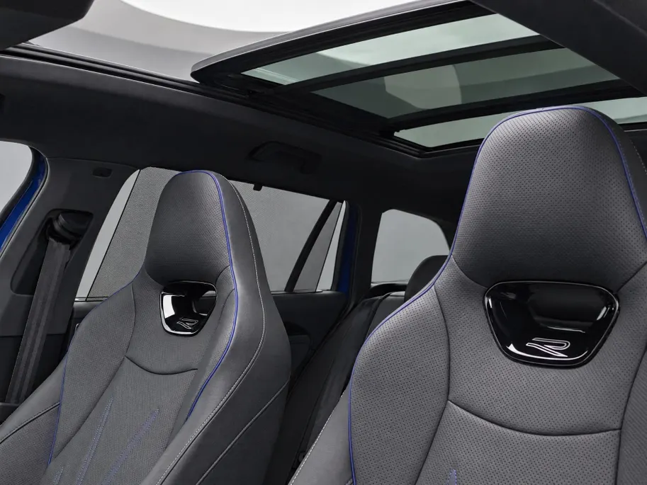 Volkswagen Passat Variant 1.5eTSI 272PK R-Line Black Style · Panoramadak · Leder · Trekhaak · 360°Camera · Hemelbekleding velours · Garantie t/m 08-12-2030 of 100000km