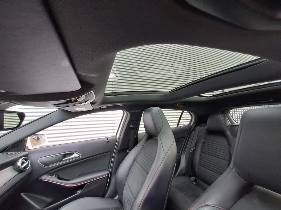 Mercedes-Benz GLA 180 Business Solution AMG AUTOMAAT | Trekhaak | Schuif/kanteldak | Navigatie | Camera | AMG-styling | Climate | Sensoren | Apple Carplay/Android Auto | Cruise | Stoelverwarming