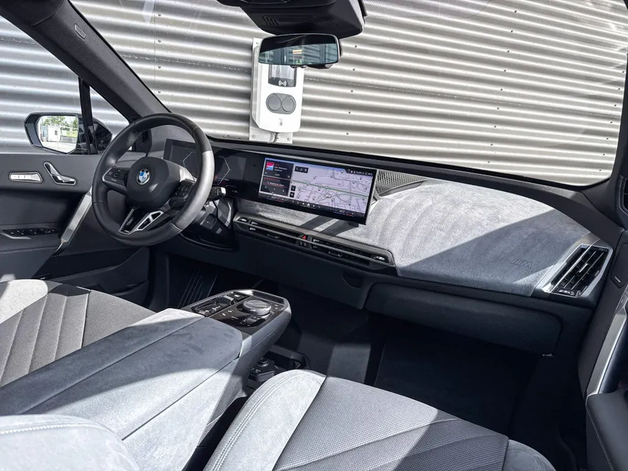 BMW iX xDrive45 101 kWh