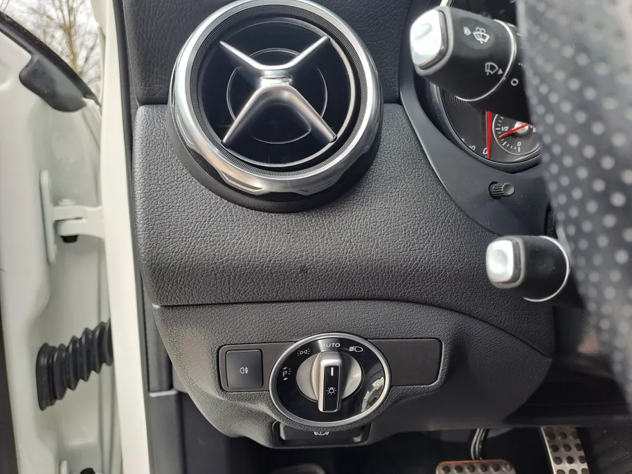 Mercedes-Benz GLA 180 Business Solution AMG AUTOMAAT | Trekhaak | Cruise | Panorama Schuif/kantel Dak | Navigatie | Camera | AMG-styling