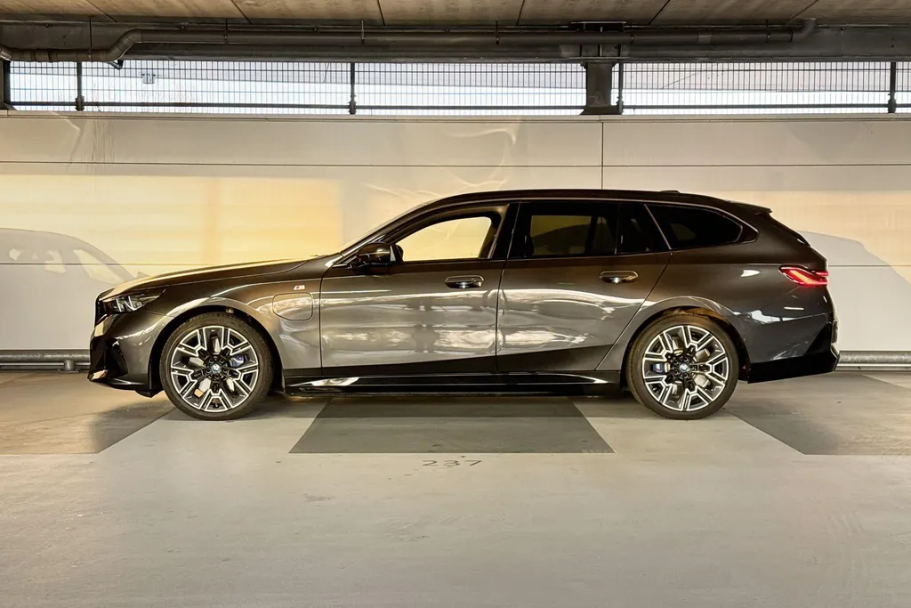 BMW 5 Serie Touring 550e xDrive