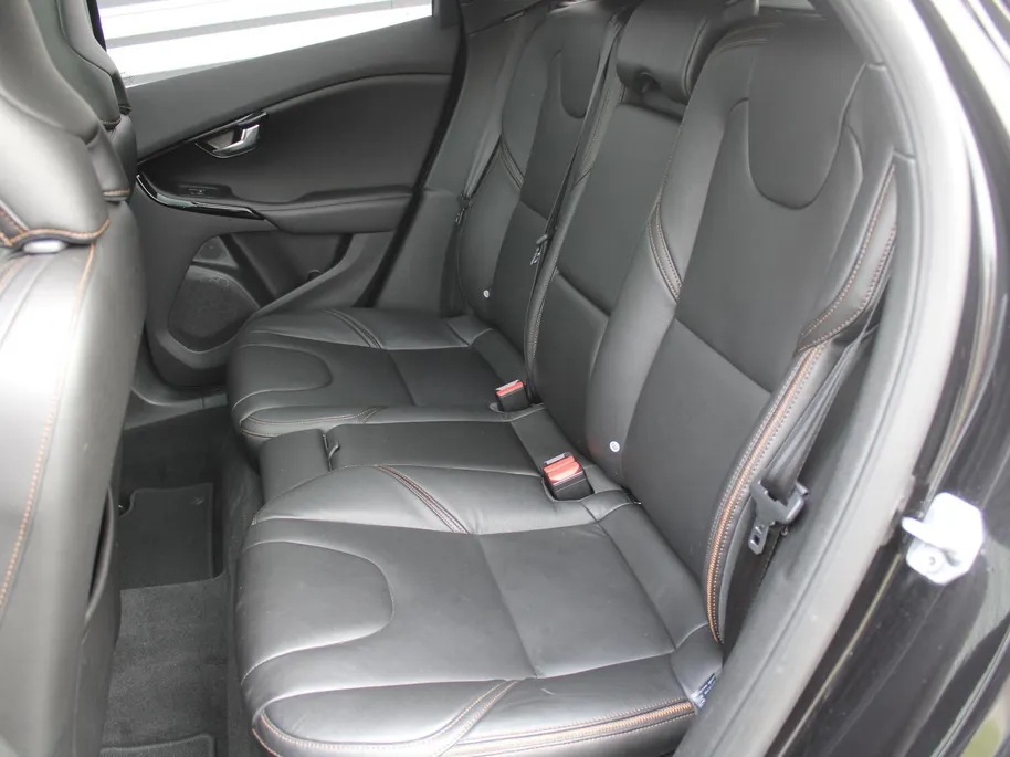 Volvo V40 Cross Country 1.5 T3 Dynamic Edition | Trekhaak | 17' LM | Panoramadak | Leer | PDC v+a | Camera | Stoel-/voorruitverwarming | HK audio |