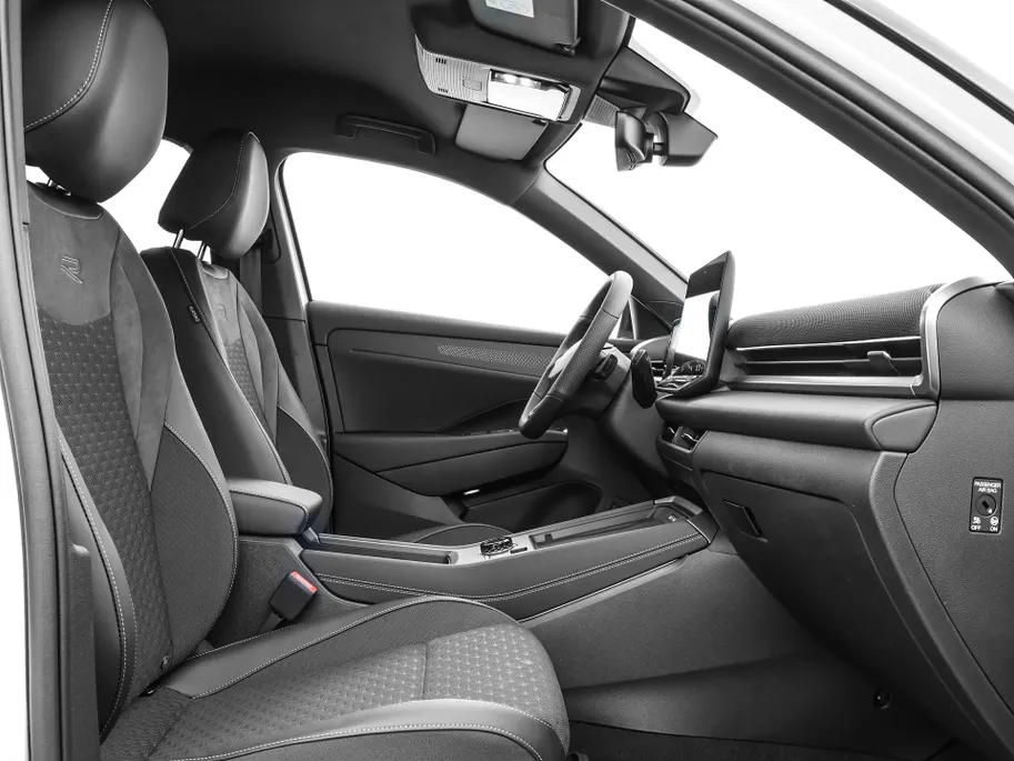 Volkswagen T-Roc R-Line First Edition 1.5 eTSI 150 PK 7 versn. DSG · Electrische achterklep · Achteruitrijcamera · Draadloze telefoonlader · Voorraad OUTLET · Prijs is inclusief inruilpremie ·