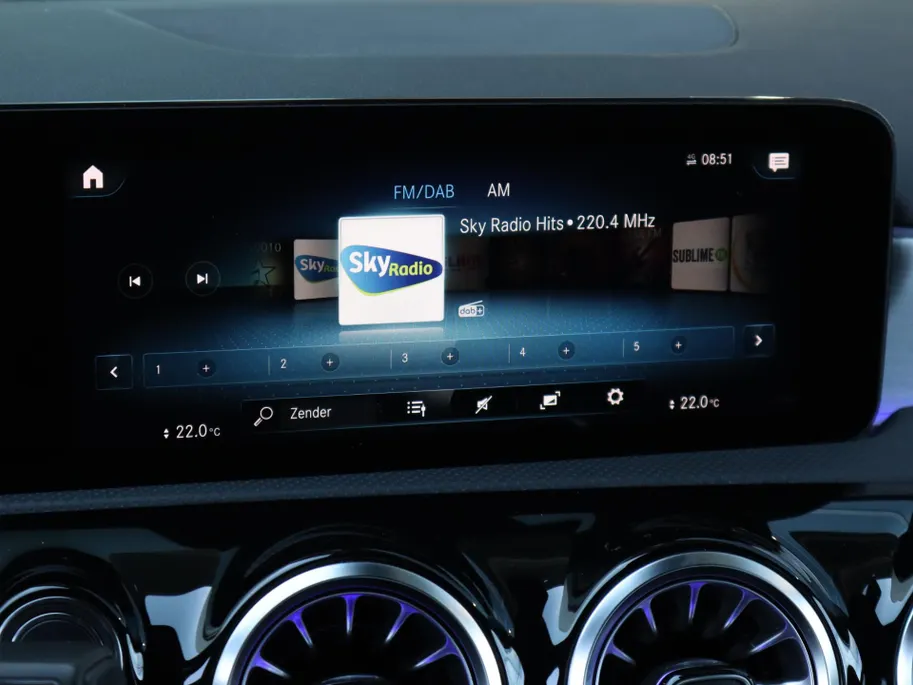 Mercedes-Benz A-Klasse 180 Business Solution AMG l Nightpakket l Achteruitrij camera l AMG Line l Ambiente lichtpakket