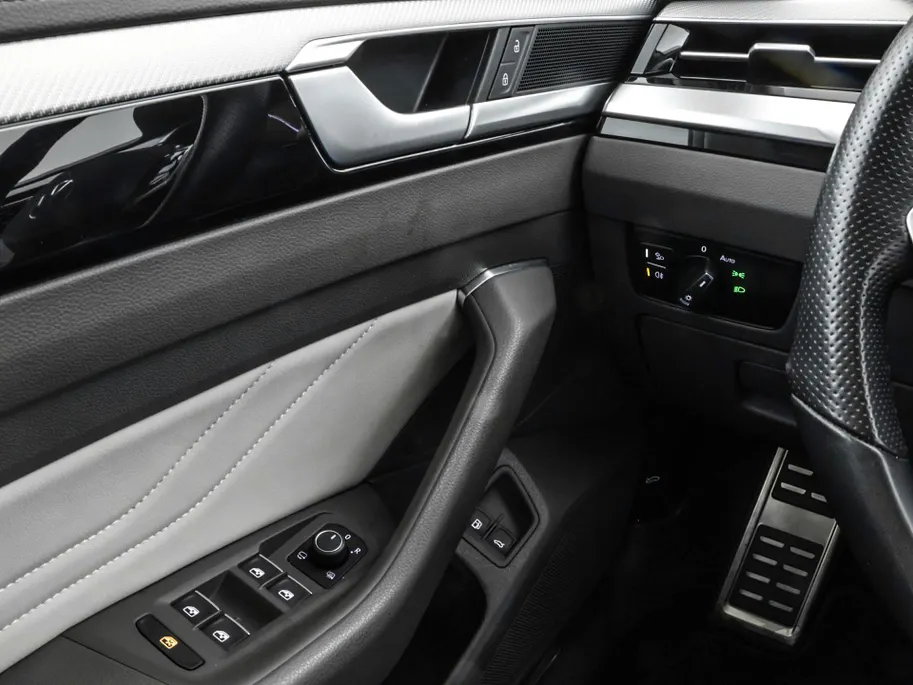 Volkswagen Arteon 1.4 TSI PHEV 218pk DSG eHybrid Elegance Business · Wegklapbare Trekhaak · Camera · Apple/Android Car Play · Dodehoek Detectie · Navigatie · 18'' Inch · EXTRA INRUILKORTING ·