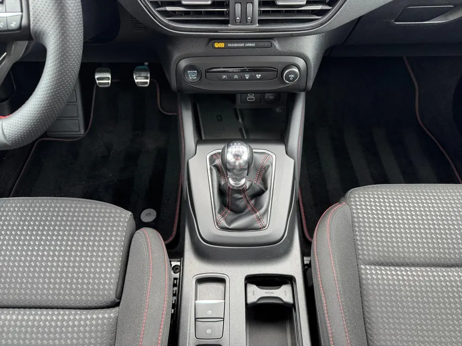 Ford Focus Wagon 1.0 EcoBoost Hybrid ST Line X | NL auto | 1e eigenaar | Dealer onderhouden | Adapt cruise control | BLIS | Winter pack | Elektr. achterklep | Parkeersensoren voor en achter | Achteruitrijcamera | Apple carplay & android auto | 18' lichtmetalen velge