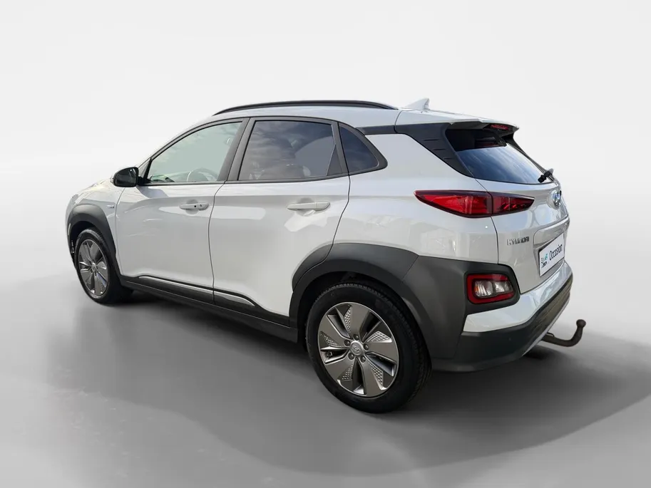 Hyundai Kona EV Limited Sky 64 kWh | Zeer compleet | 99% SOH | Open dak | Lederen bekleding | Trekhaak | Stoel verwarming & koeling | Stuurverwarming |