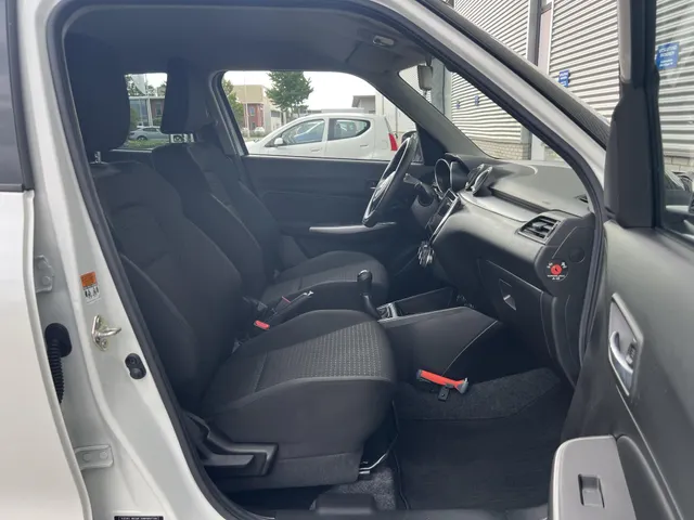 Suzuki Swift 1.2 Style Smart Hybrid | Apple Carplay & Android Auto | Climate Control | Lage Kilometerstand | 16' LM Velgen
