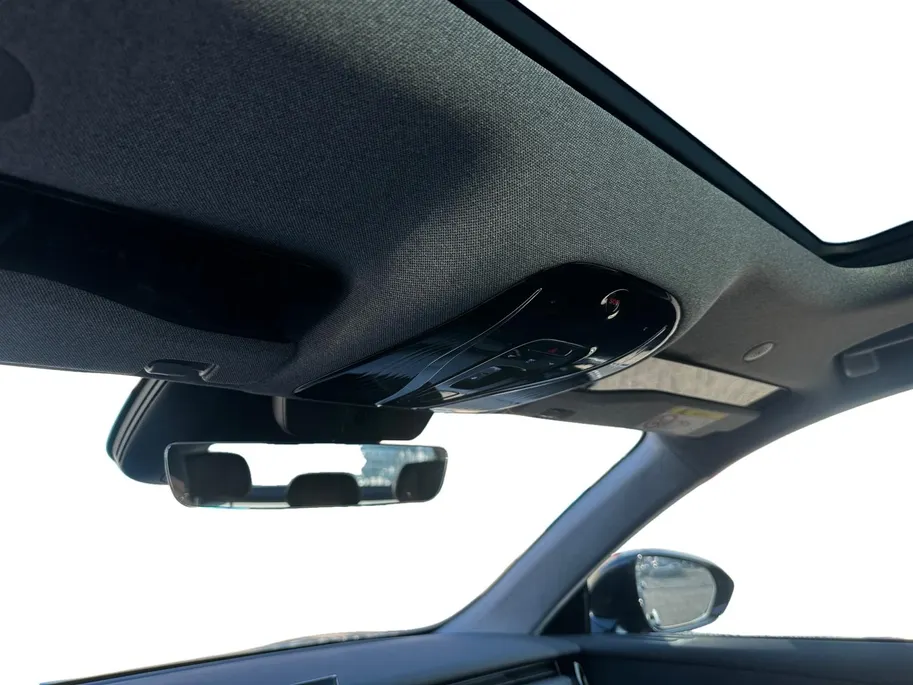 Voyah Courage Business Edition 80 kWh Full Option | Direct Leverbaar | Head Up Display | Stoel koeling,-verwarming & massage | Memorystoelen | 360 Camera | Level 3 Autonoom rijden | Schuif- & Kanteldak | Draadloze Telefoonlader | Elektrische Achterklep |