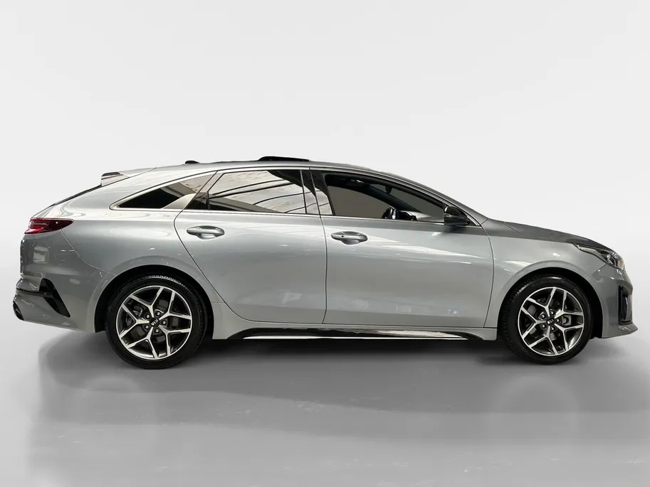 Kia ProCeed 1.0 T-GDI GT-Line | Elektrisch Glazen Schuif / Kanteldak | Apple Carplay / Android Auto | Navigatiesysteem | Stoel + Stuurverwarming | Licht + Regensensor | Parkeersensoren + Camera Achter | Cruise Control | 17” Lichtmetalen Velgen | Climate Control Rijst