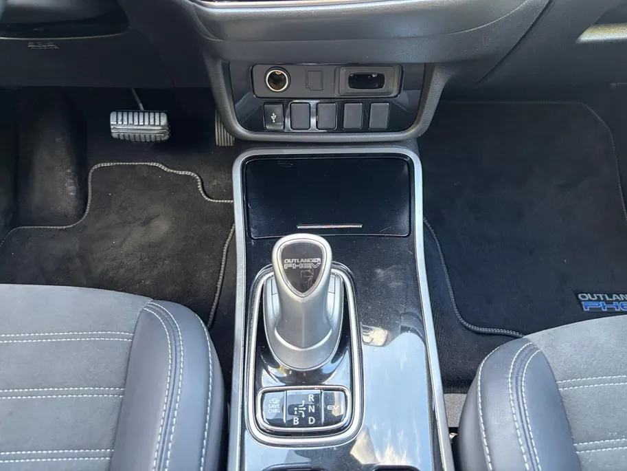 Mitsubishi Outlander 2.4 PHEV Pure+ | Trekhaak | Camera | Stoelverwarming | Cruise |